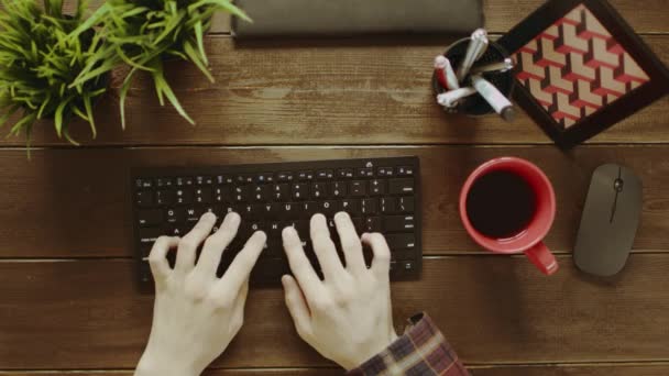 Prvních záběrů člověka pomocí klávesnice a pití čaje — Stock video