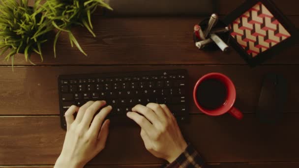 Klavyeyi kullanarak ve çay içme insanın havai görünümü — Stok video