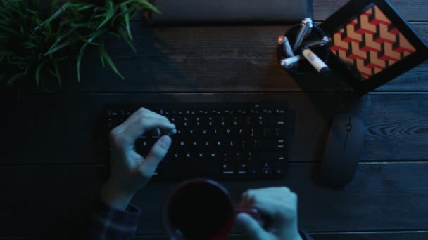 Overhead schot van man koffie drinken en warming-up zijn handen voordat u typt — Stockvideo