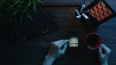 Kahve molası sırasında smartphone cep telefonu ile fotoğraf izleyen adamım havai çekim