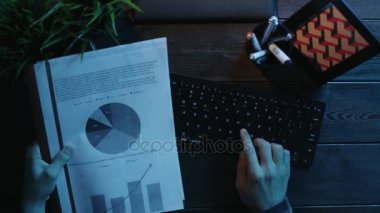 Adam onun klavye üzerinde diyagramları ve grafikleri veri girmeye havai çekim