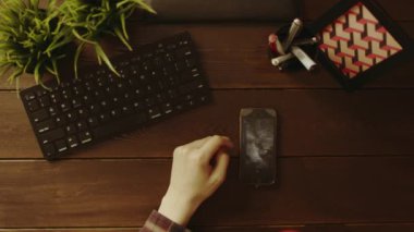 Adamın smartphone cep telefonu ile fotoğraf kahve molası sırasında izlerken havai görünümü