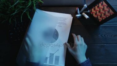 Sözleşme kağıtları diyagramlar ve grafikler ile arasında arayan adam havai çekim