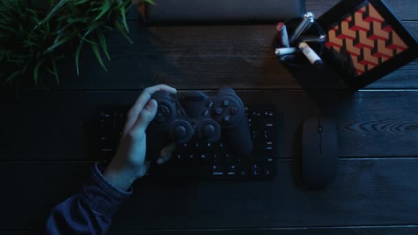 Vue aérienne de l'homme jouant sur l'ordinateur en utilisant une manette de jeu — Video