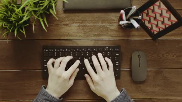 Top down tiro de homem digitando no teclado e jogando usando gamepad depois que — Vídeo de Stock