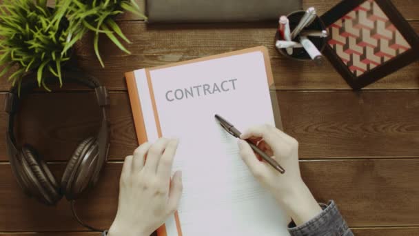 Top down shot de contrato de leitura de homem e colocar fones de ouvido para ouvir música — Vídeo de Stock