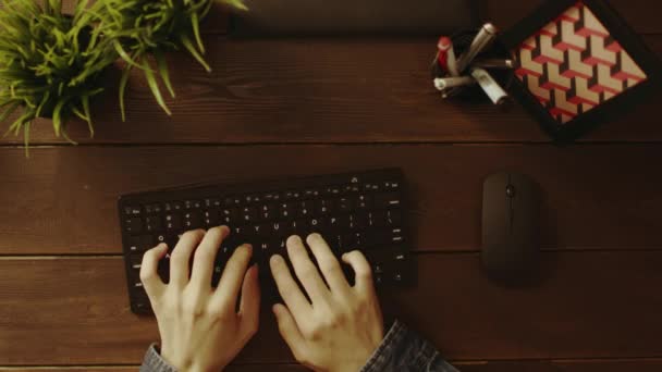 Pohled člověka, psaní na klávesnici a přehrávání pomocí gamepadu po tom — Stock video
