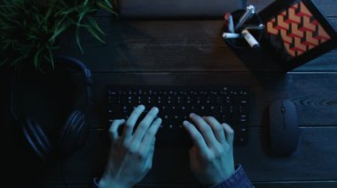 Klavyede yazarak ve kulaklıklar koyarak insanın genel gider atış