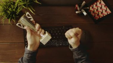 Onun trophey fincan üzerinde görünen neşeli adam havai görünümü