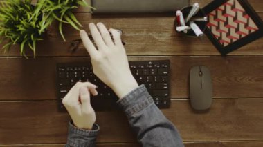 Yukarıdan aşağı atış gözlüğü üzerinde çalışmaya başlamadan önce koyarak adam