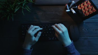 Gözlüklerini üzerinde çalışmaya başlamadan önce koyarak adam havai çekim