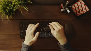 Gözlüklerini üzerinde çalışmaya başlamadan önce koyarak adam havai görünümü