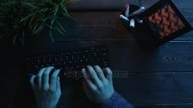 Soru işareti ile erkek yapışma Not havai görünümü üzerinde çalışmaya başlamadan önce tablo