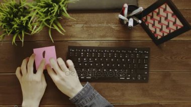 Yukarıdan aşağı yapışkan not ünlem işareti ile çalışmaya başlamadan önce masada yapışmasını adam vurdu