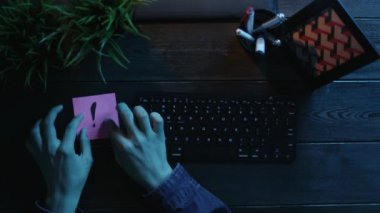 Yapışkan Not ünlem işareti ile çalışmaya başlamadan önce masada yapışmasını adam havai çekim