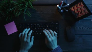 Klavyede yazarak ve kelime 