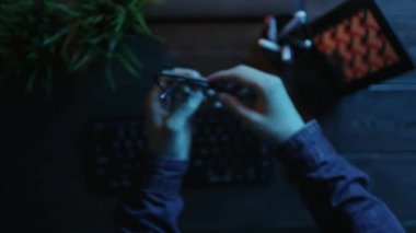 Gözlüklerini üzerinde çalışmaya başlamadan önce koyarak adam havai çekim