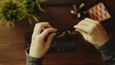 Gözlüklerini üzerinde çalışmaya başlamadan önce koyarak adam havai görünümü