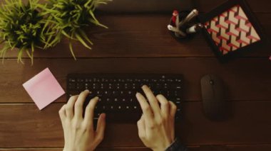 Klavyede yazarak ve kelime 