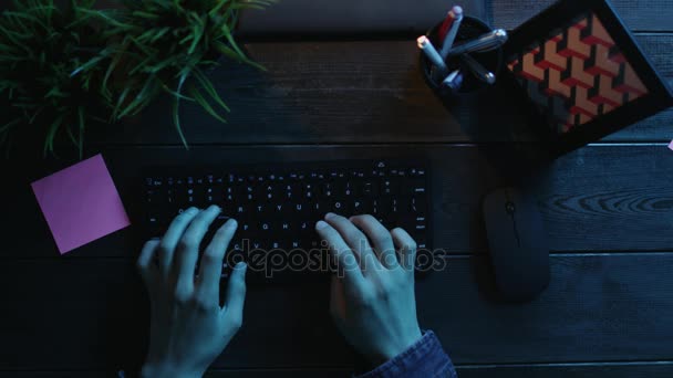 Fotografia aérea de homem digitando no teclado e colando nota com palavras "Bom trabalho" no quadro — Vídeo de Stock