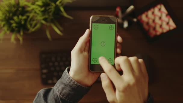 Vista aérea del hombre usando su teléfono inteligente con pantalla verde — Vídeos de Stock