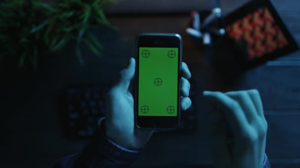 Vue POV de l'homme utilisant son smartphone avec écran vert — Video