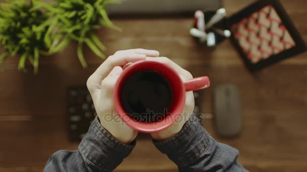 Pov 拍摄的人喝着咖啡，在键盘上打字 — 图库视频影像