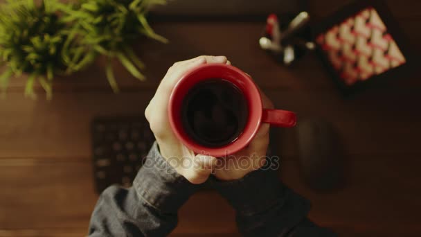 Felülnézete ember kávét iszik, és gépelés-ra billentyűzet — Stock videók