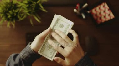 Bir masada dolar aşağı atmak adam havai görünümü