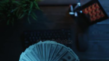 Masada dolar aşağı atmak adam görünümünü POV