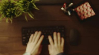 Onun gözetiminde bakan adam havai görünümü