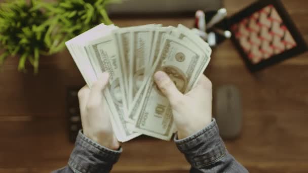 Πάνω προς τα κάτω βολή του ανθρώπου μετρώντας μετρητά χρήματα — Αρχείο Βίντεο