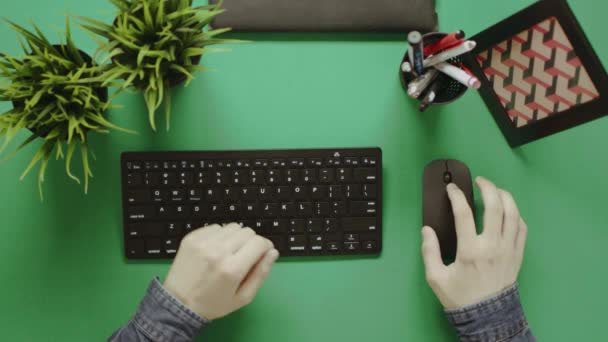 Vue du dessus prise de l'homme à l'aide du clavier et montrant les pouces avec la touche chroma sur fond — Video