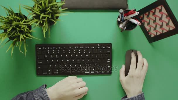 Overhead tiro do homem usando o mouse com a tecla chroma no fundo — Vídeo de Stock