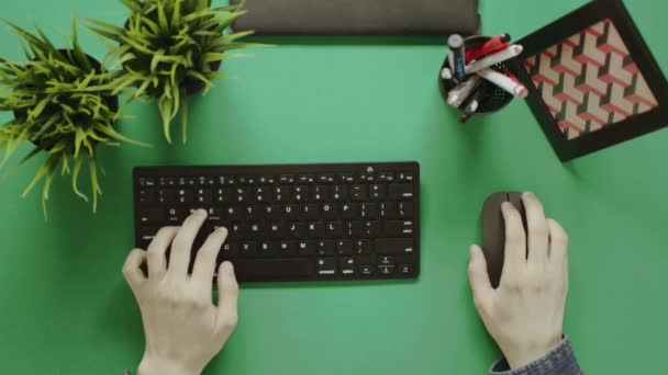 Vue de dessus de l'homme à l'aide du clavier et de la souris avec écran vert — Video