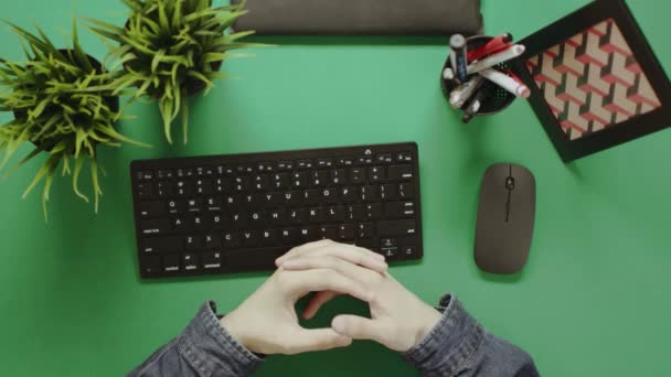 Вид зверху знімок людини відпочиває перед клавіатурою, сидячи за столом з клавішею хроми — стокове відео