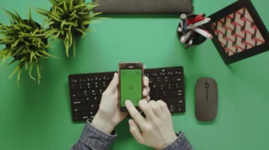 Yukarıdan aşağıya smartphone yeşil ekran swiping adam vurdu