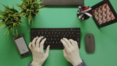 Yukarıdan aşağıya adam arama numarasına klavyede yazarken onun akıllı çekim