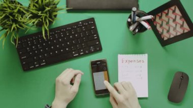 Yukarıdan aşağı atış bir adam onun akıllı telefon giderleri hesaplama