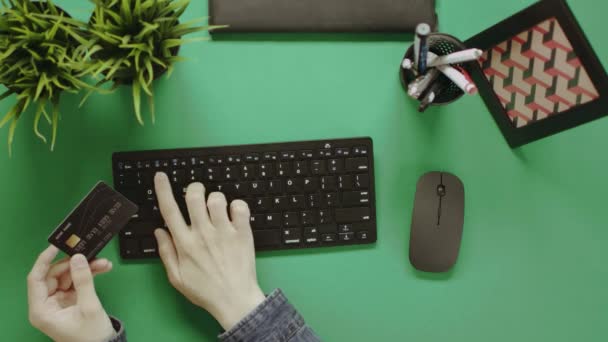 Tiro aéreo de mãos masculinas que entram no cartão de banco no teclado — Vídeo de Stock