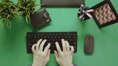 Cüzdanını kredi kartı tüm kartları arasında arayan adam havai görünümü