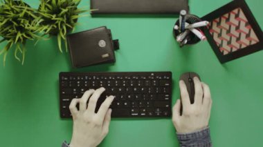 Yukarıdan aşağı atış adamın boş cüzdanında bir şey bulmaya çalışıyorum