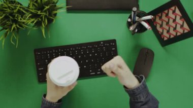 Yukarıdan aşağıya çay yudumlarken görüntülü sohbet sahip adam vurdu