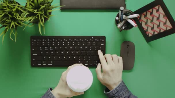 Top down tiro de homem bebendo café quando se trabalha no escritório por computador — Vídeo de Stock