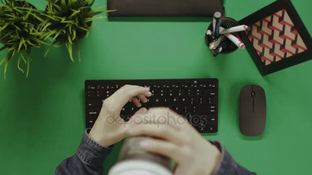 Z góry na dół strzał człowieka picia herbaty podczas pracy na komputerze — Wideo stockowe
