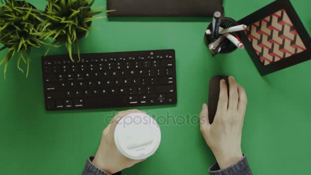 Сверху вниз снимок человека, работающего за компьютером за чаем — стоковое видео