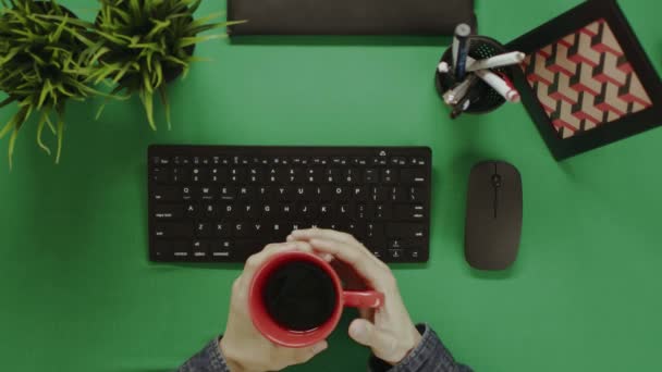 Top down tiro de homem sentado com xícara de chá na frente do computador — Vídeo de Stock