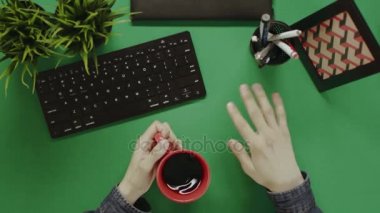 Kahve yudumlarken görüntülü sohbet sahip adam havai çekim