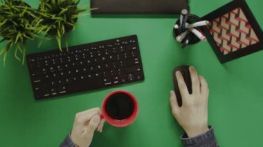 Yukarıdan aşağı atış adam fare tekerlek tomar ve kahve içme