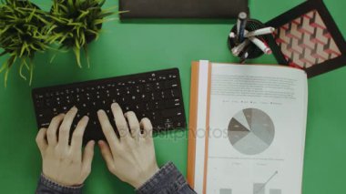 Yukarıdan aşağı atış adamın diyagramları klavyeyi kullanarak veri girme